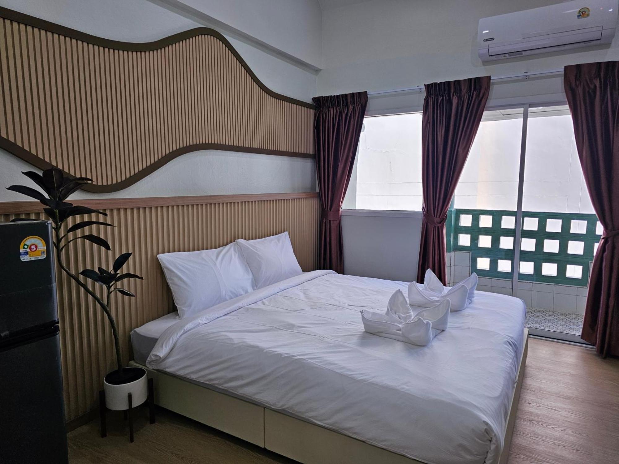 Lub Nai Hostel Patong Exterior photo
